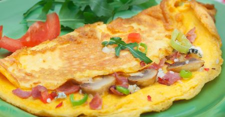 Omlet z 2 jajek to klasyk. Z tego przepisu wychodzi idealny