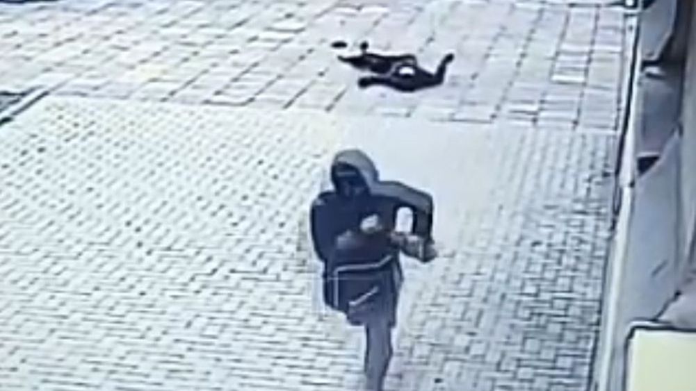 Przewrócił kobietę na ziemię, zrabował jej torebkę z dokumentami i gotówką