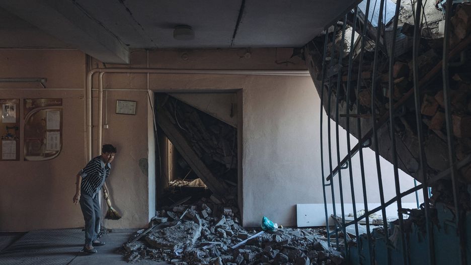 Kontrowersyjny raport AI. Szefowa biura AI w Kijowie składa rezygnację. Na zdjęciu: szkoła w Bachmucie ostrzelana przez Rosjan 