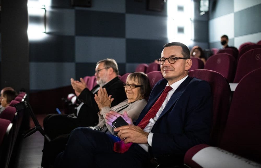 Koronawirus w Polsce. Mateusz Morawiecki poszedł do kina bez maseczki. Kilka godzin wcześniej apelował o dyscyplinę