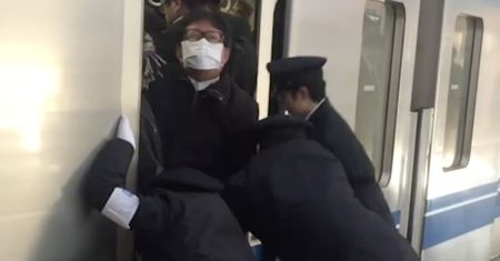 Nietypowy widok w Japonii. Upychacze nadal zadziwiają świat