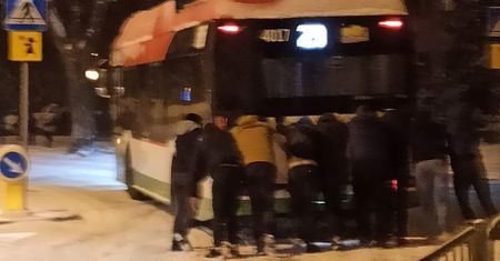 Ślisko na wielu ulicach Lublina. Autobusy mają problem z ruszeniem pod wzniesienia