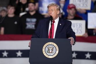 Trump straszy Iran kolejną armadą. Ceny ropy rosną