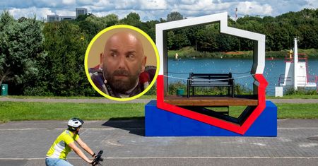 Neo-Nówka kpi z "ławeczek patriotycznych". Kabaret zapowiada nowy skecz
