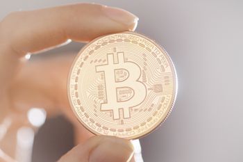 Bitcoin poniżej 60 tys. dolarów. Największy gracz sprzedaje