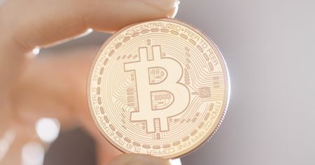 Bitcoin poniżej 60 tys. dolarów. Największy gracz sprzedaje