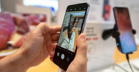 Xiaomi i OPPO pokazują smartfony z aparatem pod ekranem – to będzie koniec ery wcięć