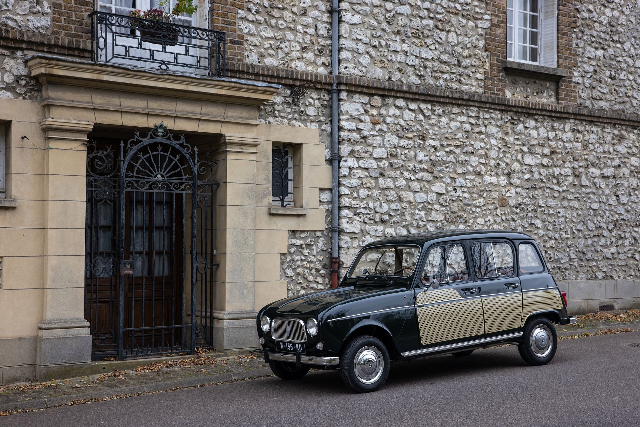 Renault 4 w limitowanej wersji Parisienne - kto taką ma, nie będzie chciał się z nią (tanio) rozstać