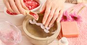 Ten składnik masz na pewno w domu. Problem zniszczonych paznokci zniknie raz na zawsze