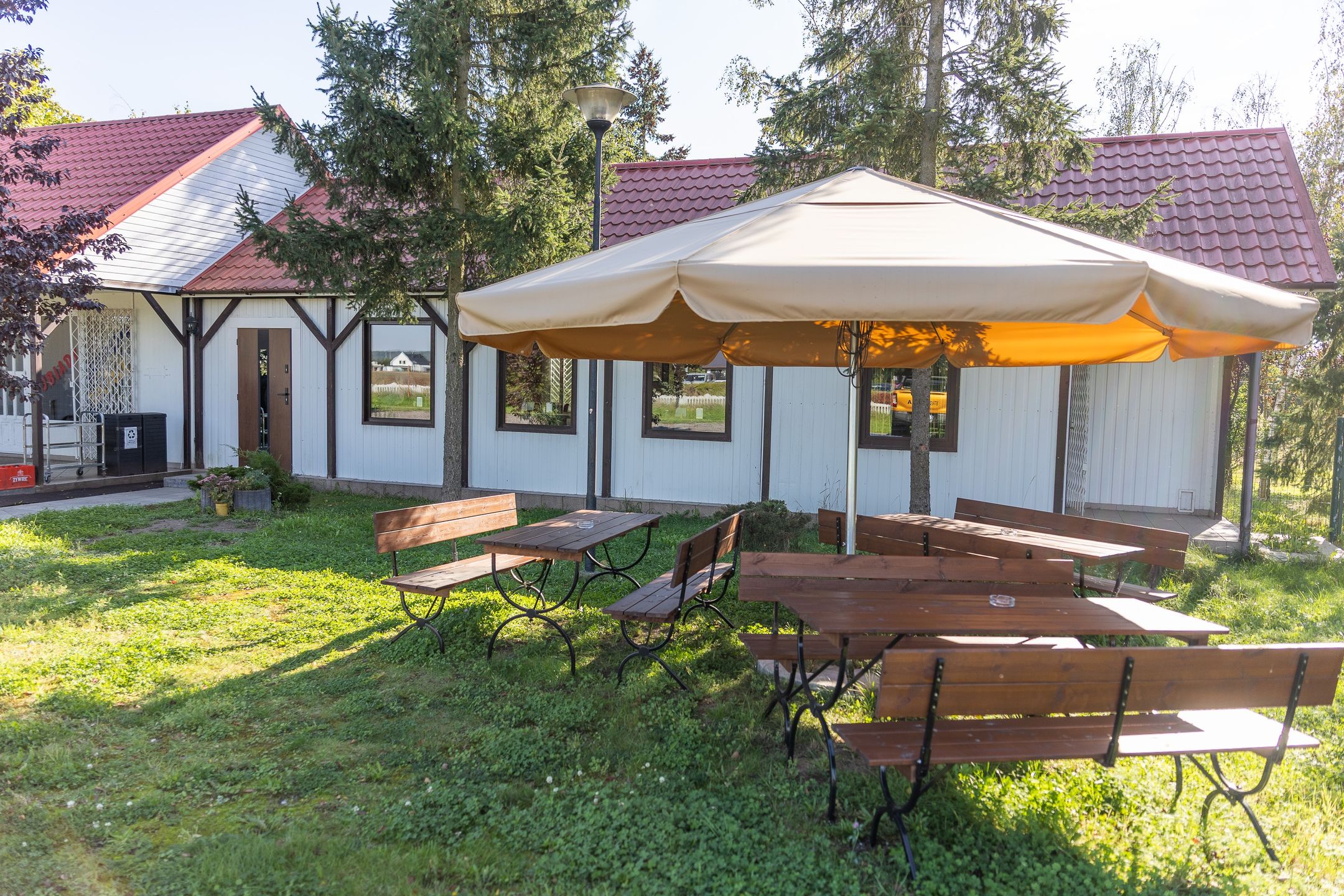 BBQ Bar DYM działa przy drodze krajowej nr 80 w Czarnowie.