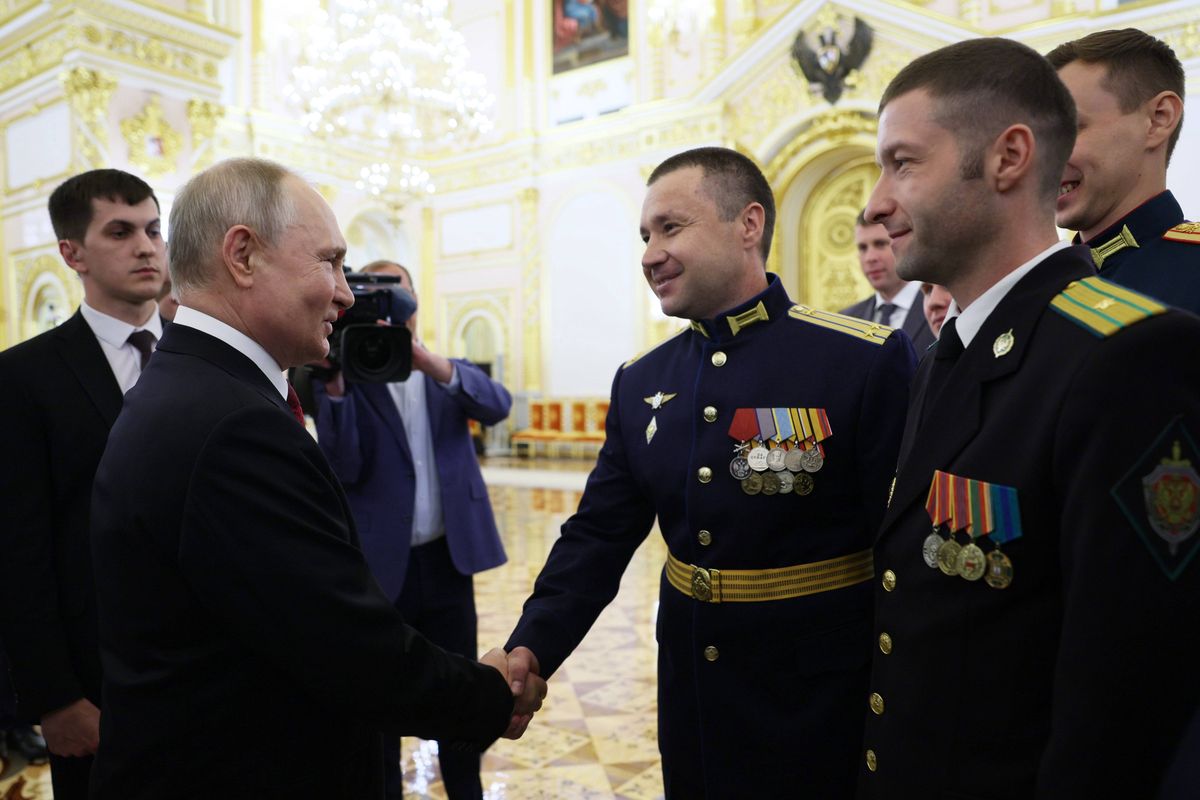 Prezydent Rosji Władimir Putin wymienia uściski dłoni z absolwentami wyższych uczelni wojskowych. Teraz mogą iść na front