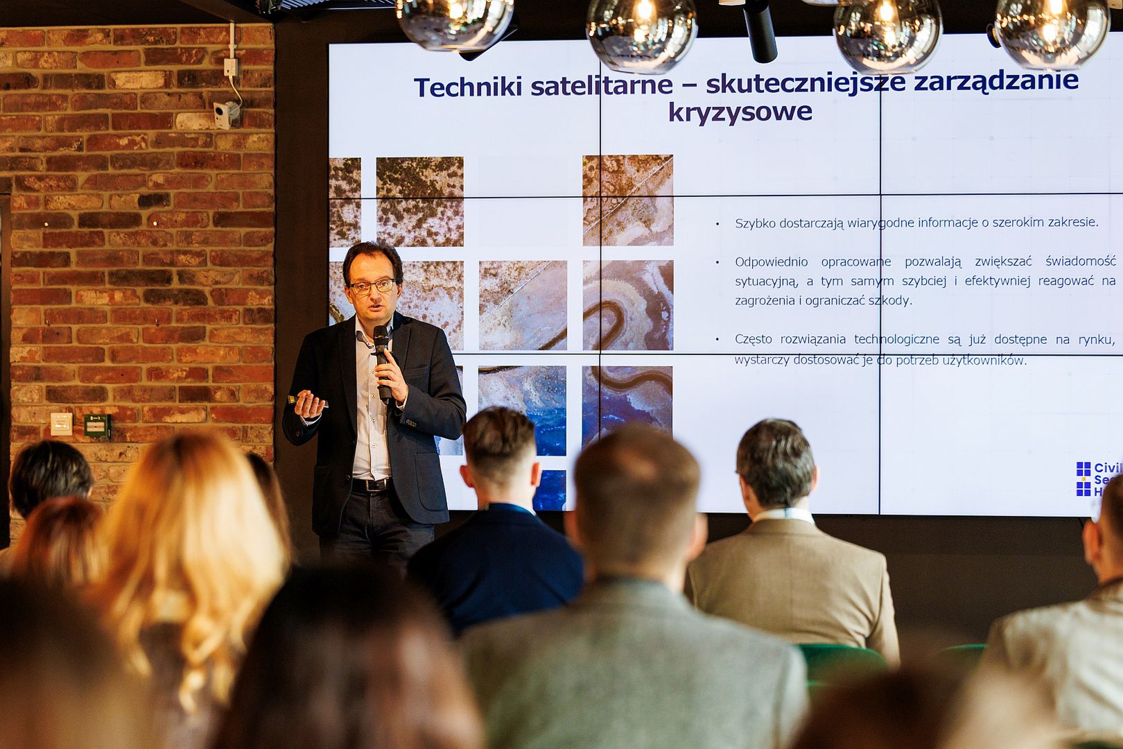 Dr Jakub Ryzenko omawia korzyści z technik satelitarnych 