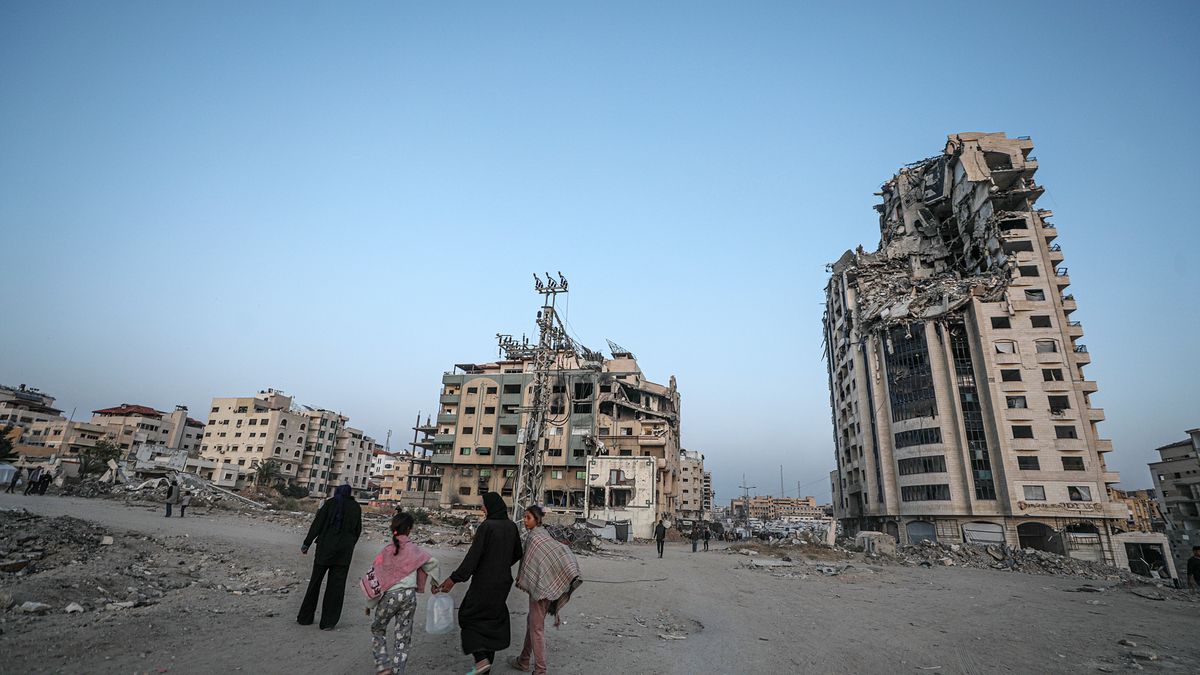 Internally displaced Palestinians walk between destroyed buildings in Gaza City, 02 May 2025. According to the UN, at least 1.9 million people (or nine in ten people) across the Gaza Strip are internally displaced, including people who have been repeatedly displaced. Since October 2023, only about 11 percent of the Gaza Strip has not been placed under Israeli-issued evacuation orders, the UN aid coordination office OCHA said. EPA/MOHAMMED SABER Dostawca: PAP/EPA.