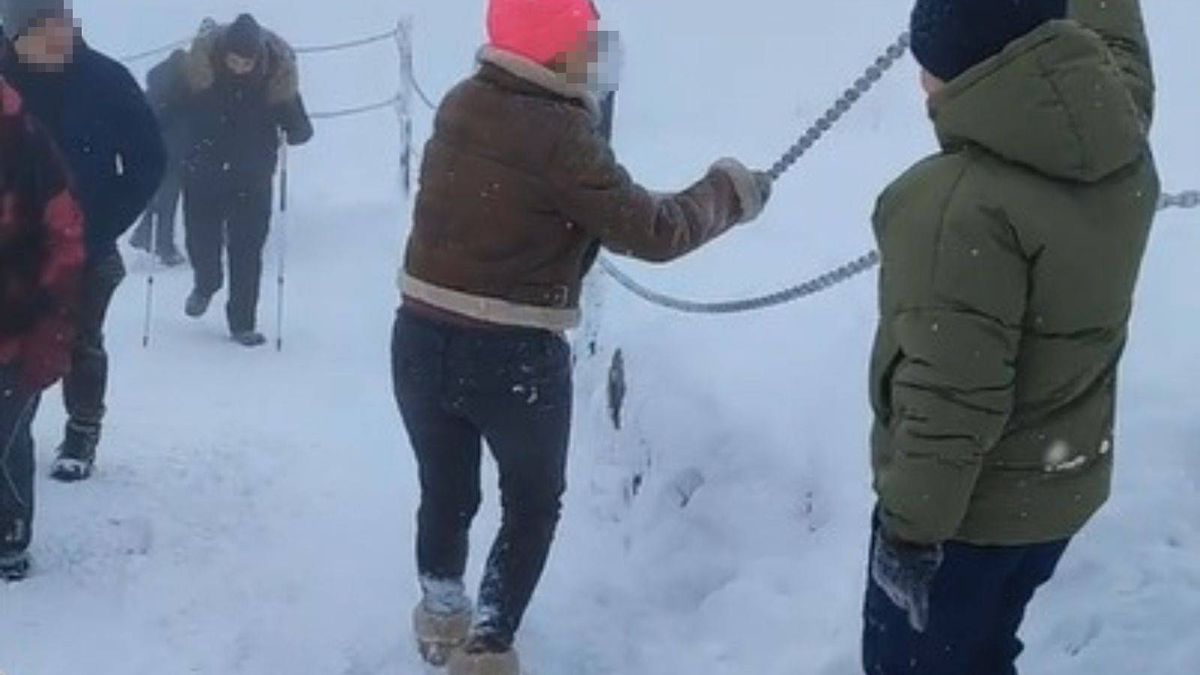 Nagranie z TikToka. W takich butach turyści poszli na Śnieżkę