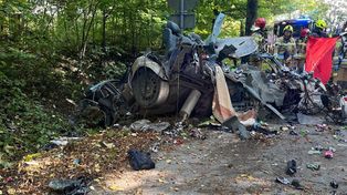 Powiat bartoszycki: Rozpędzone audi wbiło się w drzewo. Auto rozpadło się na strzępy, kierowca zginął na miejscu