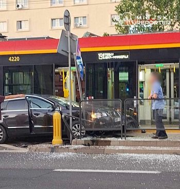 Warszawa. Poważne zderzenie auta z tramwajem w Śródmieściu. Pojazd uderzył w znak i barierki przystankowe