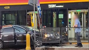 Warszawa. Poważne zderzenie auta z tramwajem w Śródmieściu. Pojazd uderzył w znak i barierki przystankowe