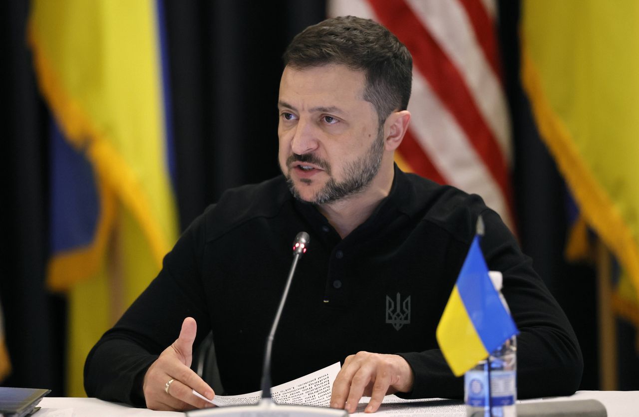 Zelensky defends Ukraine's borders, rejects territorial trade