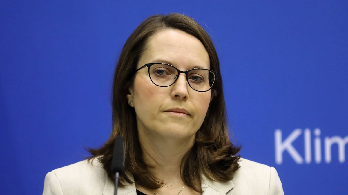 Magdalena RzeczkowskaWarszawa, 18.11.2021. Szef Krajowej Administracji Skarbowej Magdalena Rzeczkowska podczas konferencji prasowej w ministerstwie klimatu w Warszawie, 18 bm. Temat konferencji: "W��czenie transgranicznego przemieszczania odpad�w do systemu SENT". (rg/ibor) PAP/Rafa� GuzRafa� Guzklimatu, konferencja, konferencja prasowa, ministerstwo, przemieszczanie odpad�w, sent, System, transgraniczne, transgranicznego