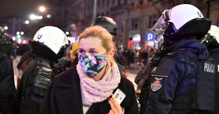 Strajk Kobiet. Barbara Nowacka potraktowana gazem. Pokazała zdjęcia z akcji policji