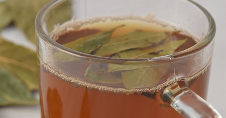 Pokrusz liście laurowe i zaparz jak herbatę. Napar łagodzi bóle reumatyczne i pomaga schudnąć