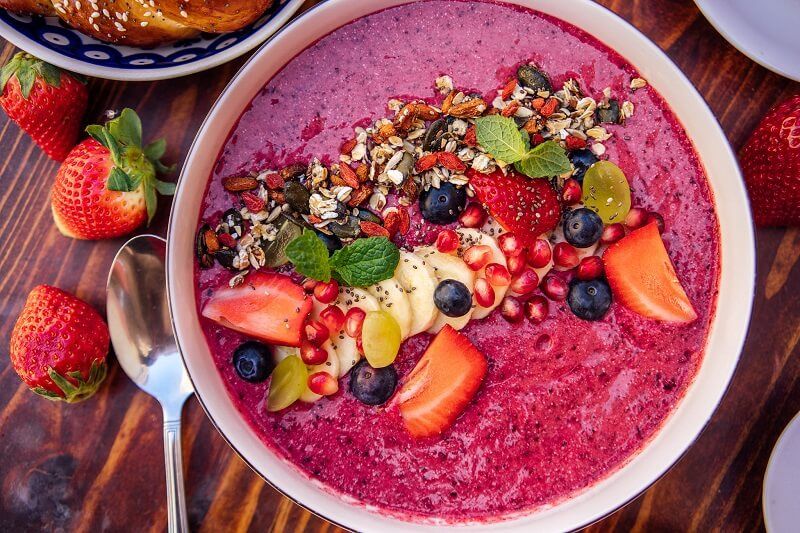 Owocowe smoothie bowl w restauracji Mandragora
