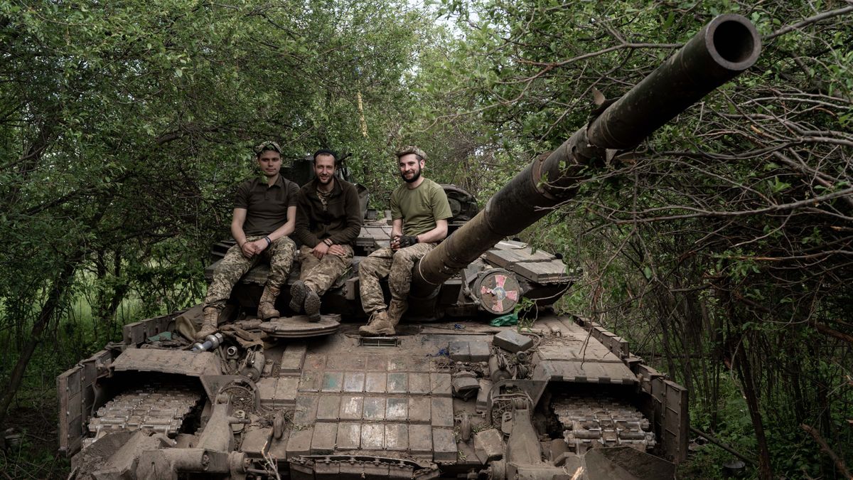 KOSTJANTYNIVKA, UKRAINE - MAY 15: Soldiers of the Ukrainian Army's 57th Brigade Tank Regiment while the Russia-Ukraine war continues in Kostjantynivka, Donetsk Oblast, Ukraine on May 15, 2023. (Photo by Vincenzo Circosta/Anadolu Agency via Getty Images)