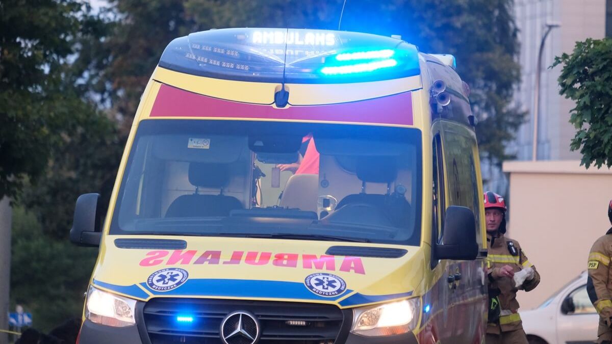 Ambulans na sygnale podczas interwencji