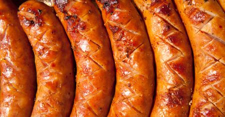Lubisz sobie codziennie zjeść kiełbasę lub hot doga? Naukowcy nie mają dla ciebie dobrych wiadomości