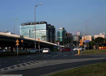 Poważny wypadek w Warszawie. Autobus staranował auta i zjechał do podziemi
