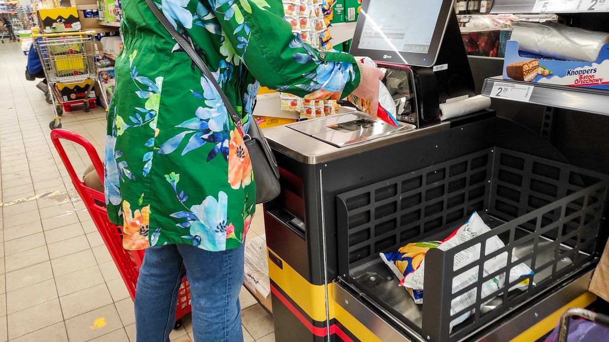 reporter_baza_2021-05
13.05.2021 Lodz. Sklep Biedronka. Zakupy spozywcze. N/z kasa samoobslugowa. Fot. Piotr Kamionka/REPORTER
Piotr Kamionka/REPORTER