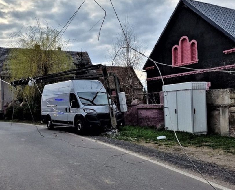 Kierowca tego samochodu jechał pod wpływem narkotyków. Za szkody zapłaci ze swojej kieszeni