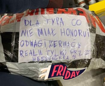Zakończył związek przez Messengera. Tę paczkę od byłej dziewczyny zapamięta na długo