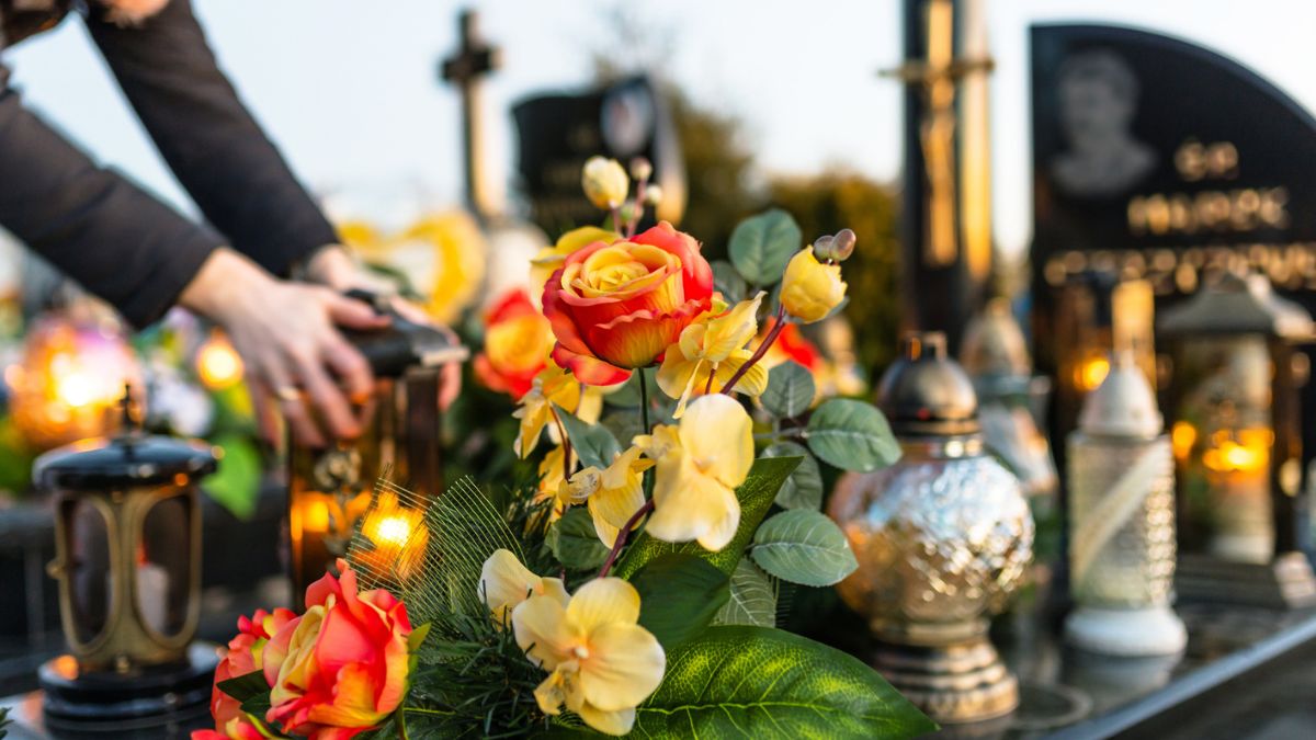 Sztuczne kwiaty na grobie.