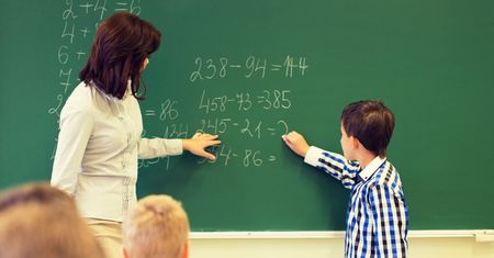 Brakuje tysięcy nauczycieli. Tak radzą sobie szkoły