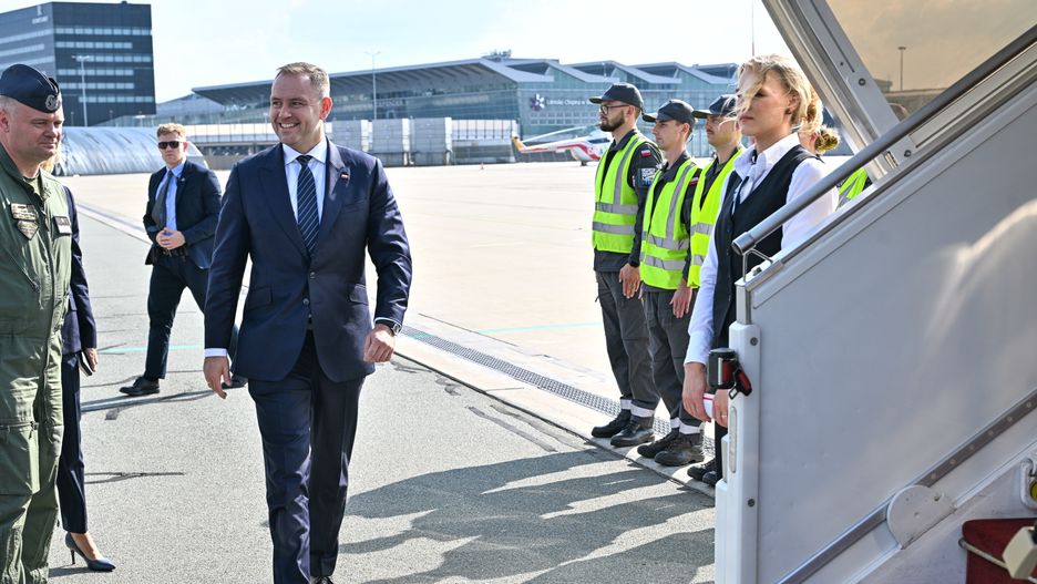Na zdjęciu prezydent RP Karol Nawrocki na warszawskim lotnisku, przed wylotem do Waszyngtonu