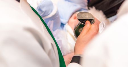 Płacą i idą tak do kościoła. Handel kwitnie w sieci