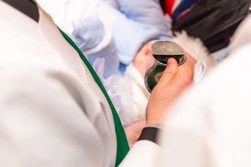 Płacą i idą tak do kościoła. Handel kwitnie w sieci