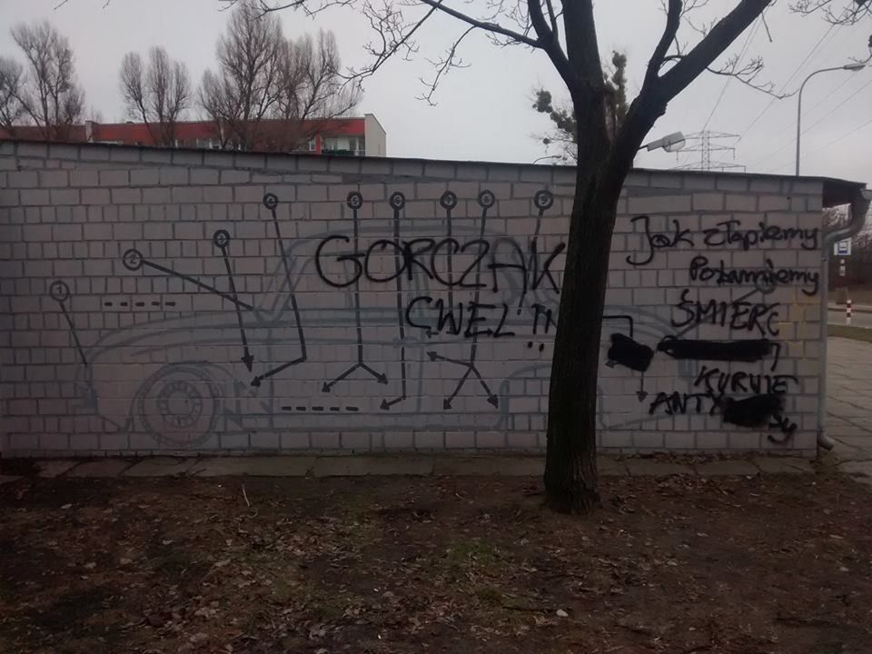 Murale na Żoliborzu zniszczone. "Pseudokibicowskie bohomazy"