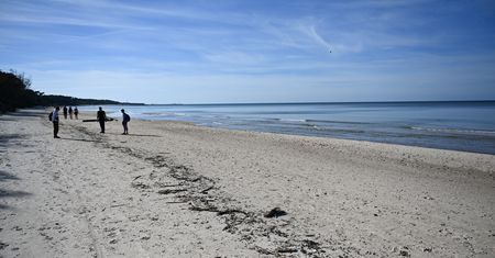 Mazut na plażach w Ustce. "Całe buty były brudne i już plamy zostały"