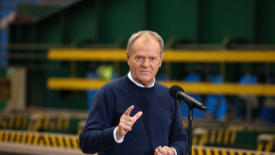 Racibórz, 14.10.2025. Premier Donald Tusk podczas wypowiedzi dla mediów w trakcie wizyty w firmie Raciborska Fabryka Komponentów w Raciborzu, 14 bm. RFK w Raciborzu to spółka utworzona przez Agencję Rozwoju Przemysłu S.A., Towarzystwo Finansowe ?Silesia? oraz Polimex Mostostal w celu przejęcia aktywów upadającej spółki Rafako. (sko) PAP/Jarek Praszkiewicz