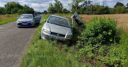 Próbował wyjechać z rowu. Popisał się na oczach policji