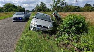 Próbował wyjechać z rowu. Popisał się na oczach policji