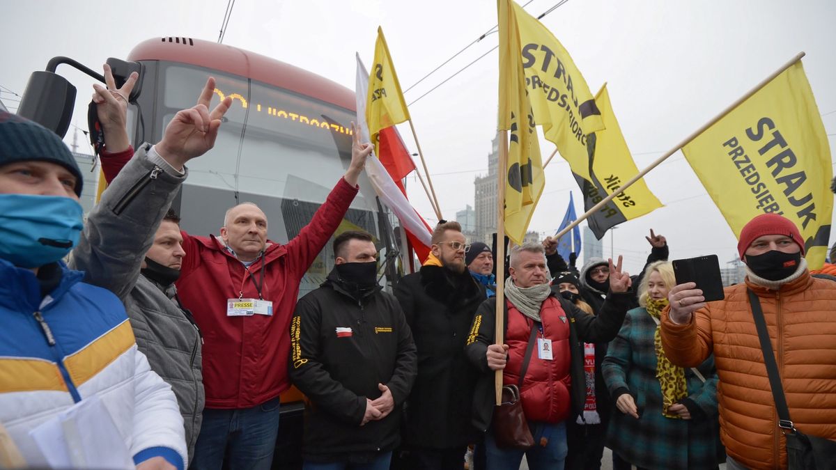 Tanajno prowadzi ludzi pod dom wicpremiera Jarosława Kaczyńskiego