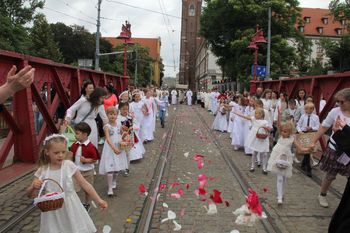 Procesja Bożego Ciała we Wrocławiu. Tysiące katolików przeszło ulicami Rynku. Zobaczcie się na zdjęciach!