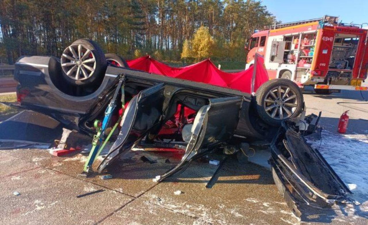 Torzym: Śmiertelny wypadek na A2. Volkswagen dachował po zderzeniu z ciężarówką