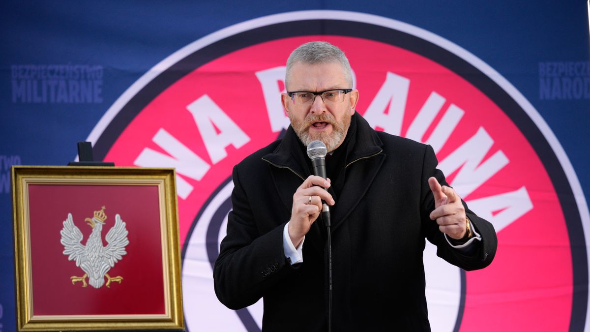 Grzegorz Braun is seen campaigning as presidential candidate in Minsk Mazowiecki on 27 March, 2025. Grzegorz Braun, a former MEP and candidate in the presidential elections claimed the gas chambers in Auschwitz are fake in a radio interview on Radio Wnet last Friday. (Photo by Jaap Arriens/NurPhoto via Getty Images)