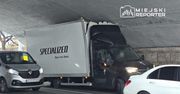 Warszawa: Kierujący pojazdem dostawczy wjechał w wiadukt kolejowy na Pradze
