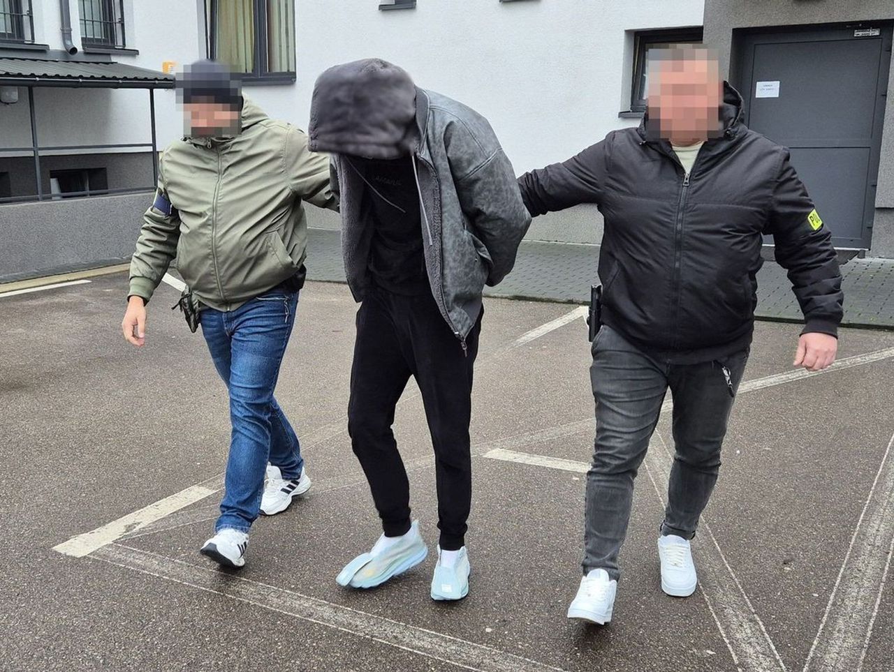 Biardy: Wpadł przez spaloną żarówkę w aucie. 20-latek był bardzo nerwowy, policjanci znaleźli narkotyki