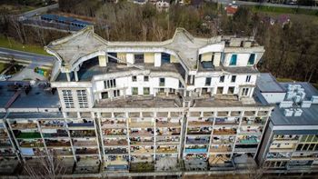 Najsłynniejsza samowola budowlana w Polsce przechodzi do historii. Tak znika kosmiczna willa na dachu w Jastrzębiu-Zdroju. Zobaczcie